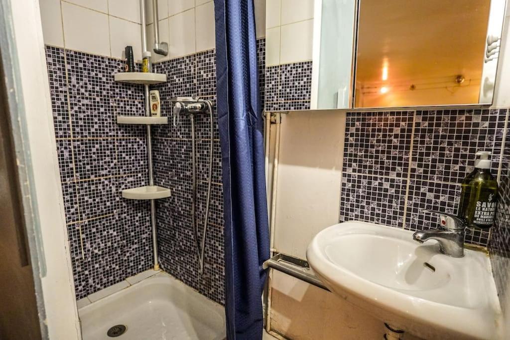 Cozy Studio In The Heart Of Párizs Kültér fotó